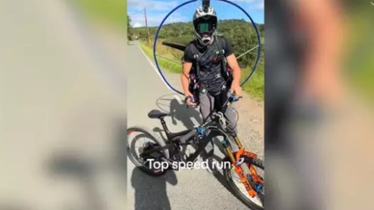 Voló por la carretera en bicicleta con un motor atado a la espalda