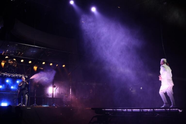 Vuelve La Jaula de la Moda: las imágenes de la increíble apertura con Fuerza Bruta