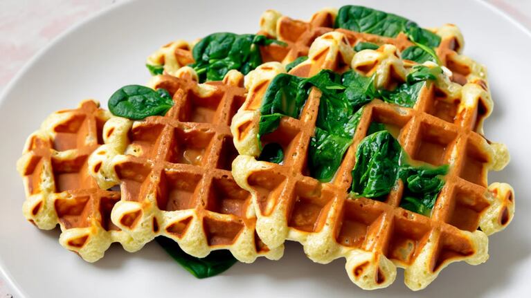 Waffles salados de espinaca, humita, caprese y jamón y queso: receta fácil y saludable, paso a paso