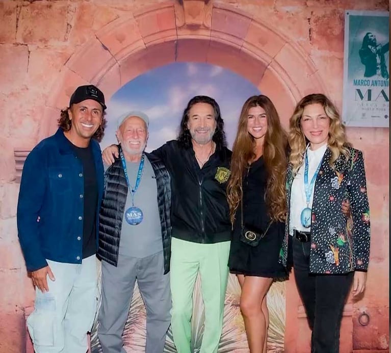 Walter G. Mercuri, el esposo de Loly Antoniale con la modelo y Marco Antonio Solís (Foto: captura América TV)