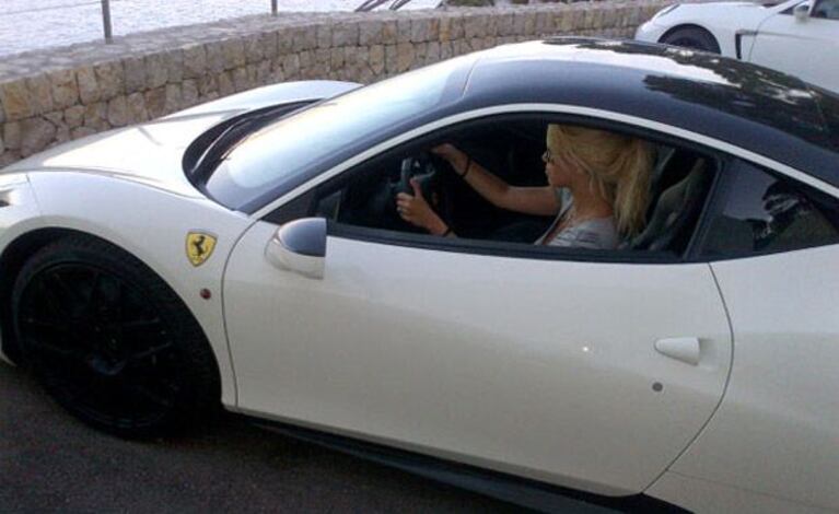 Wanda Nara, a bordo de su Porsche Panamara. (Foto: archivo Web)