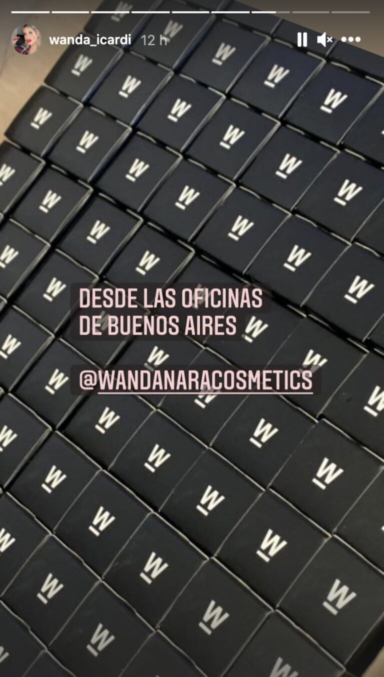 Wanda Nara compartió fotos de sus cosméticos desde las oficinas de Buenos Aires: "Control de calidad"