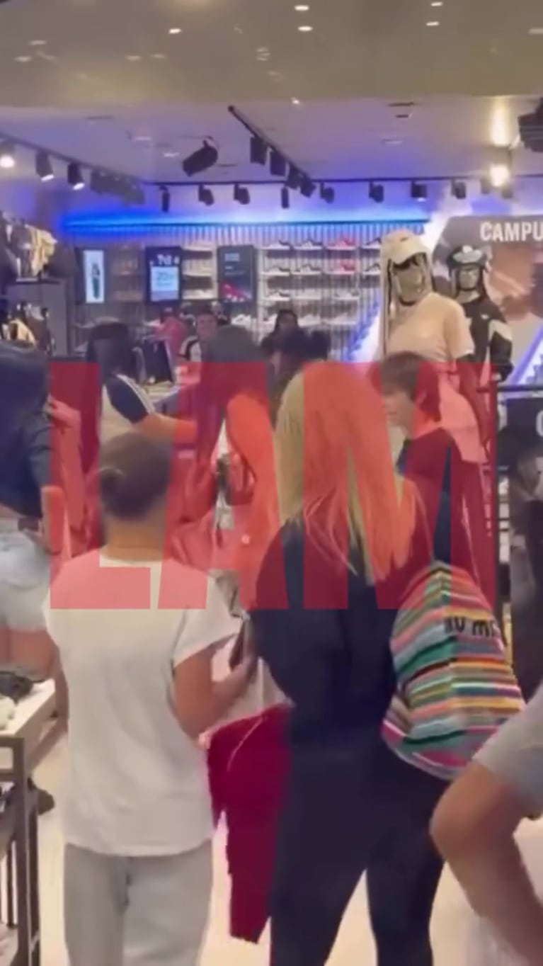 Wanda Nara con su hija en un centro comercial (Foto: Instagram/@elejercitodelam).