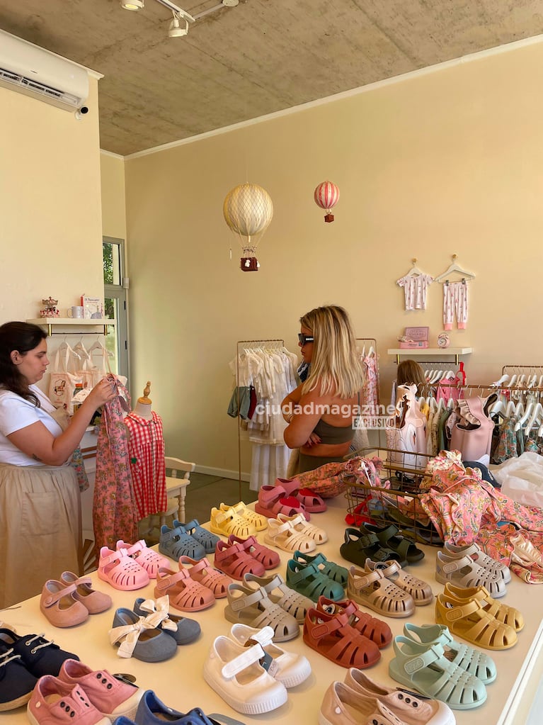 Wanda Nara de compras con Martín Migueles y sus hijas en Uruguay (Foto: RS Fotos).