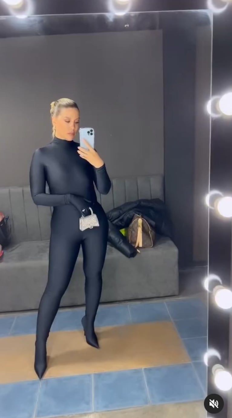 Wanda Nara deslumbró con un ajustado catsuit: cuello polera y mangas largas con guantes