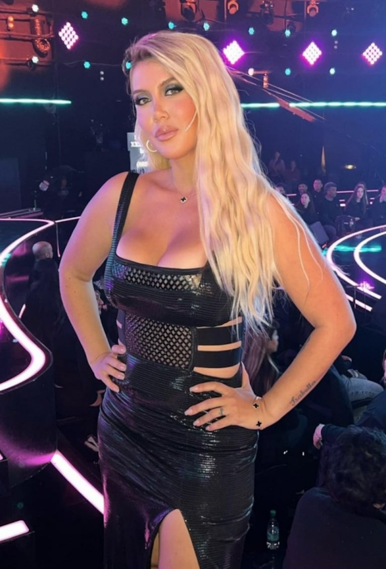 Wanda Nara deslumbró con un vestido negro simil cuero: tajos laterales, red y brillos