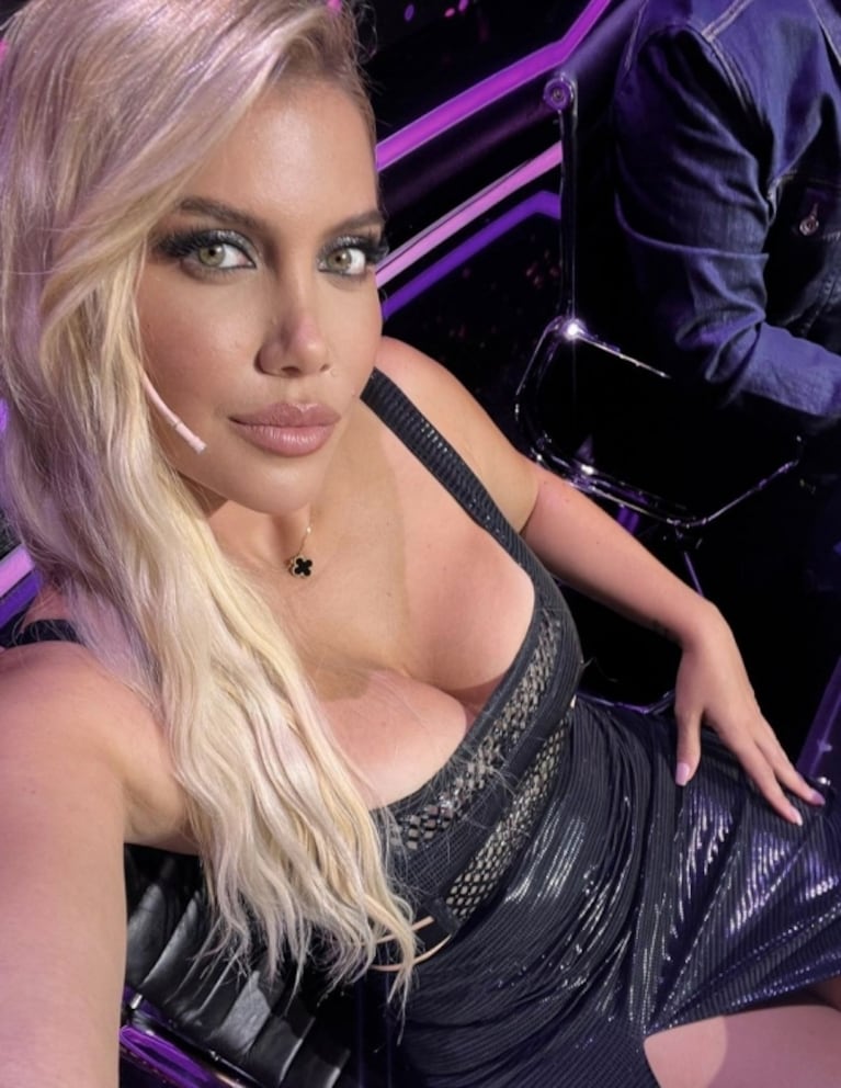 Wanda Nara deslumbró con un vestido negro simil cuero: tajos laterales, red y brillos