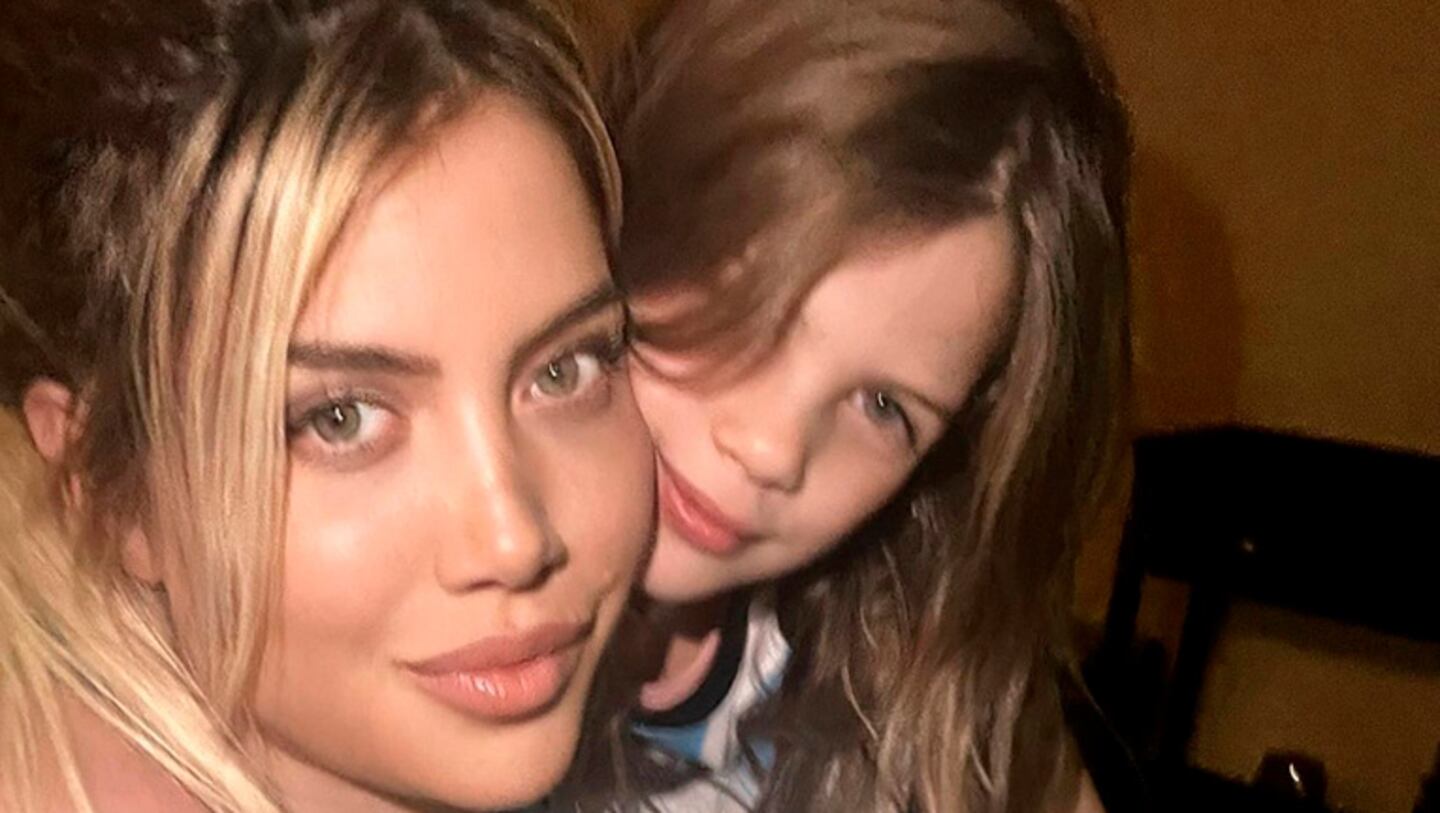 Wanda Nara destacó su impresionante parecido con su hija Francesca mediante esta foto.