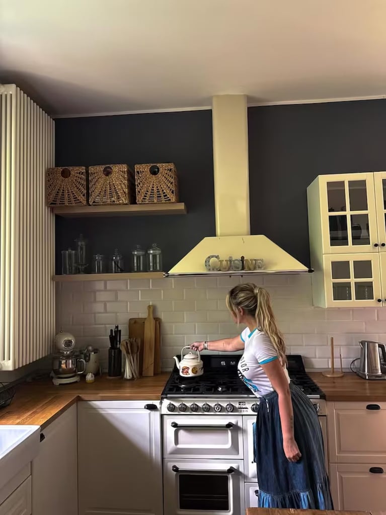 Wanda Nara, en la cocina de su casa de campo en Milán, con decoración de estilo campestre y detalles en tonos pastel.
Fuente: Instagram/@wandanara