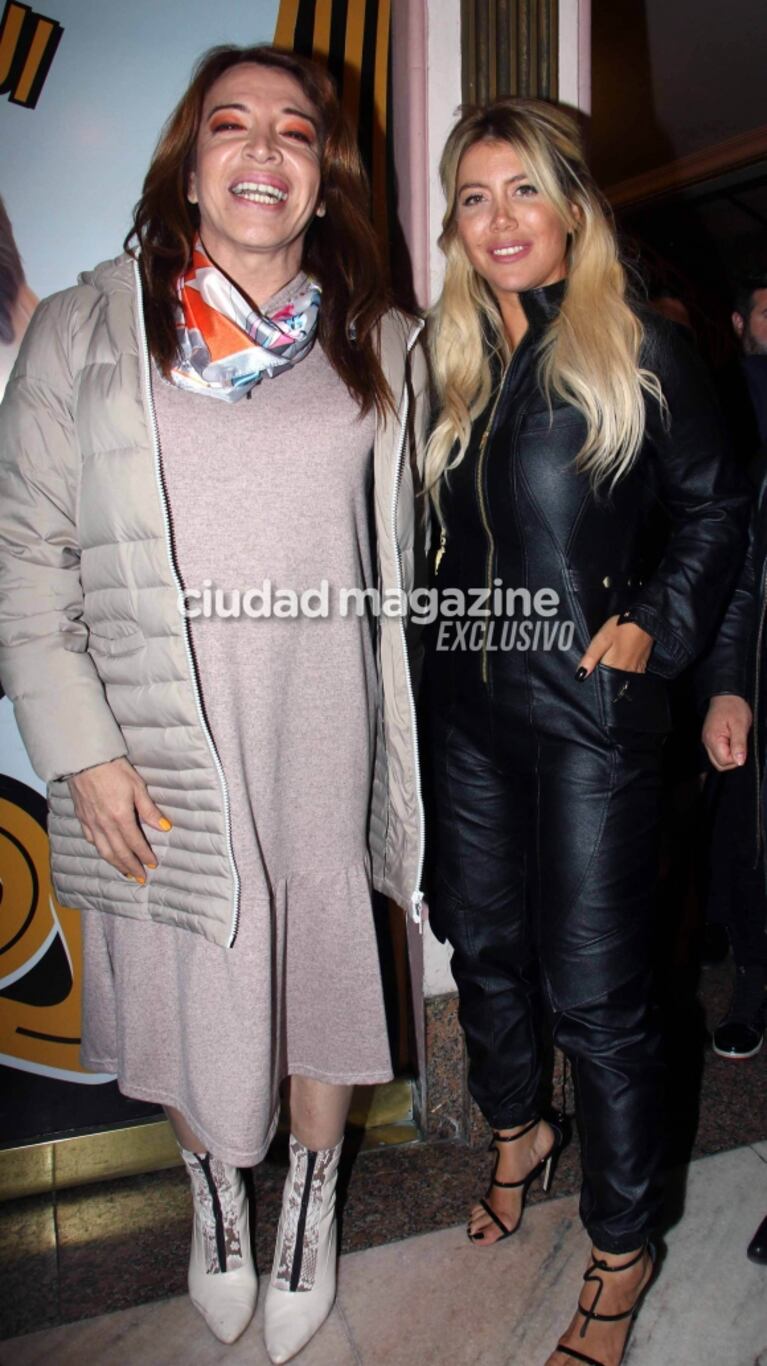 Wanda Nara fue a ver a Lizy Tagliani al teatro y enloqueció calle Corrientes: su sensual look en su salida porteña
