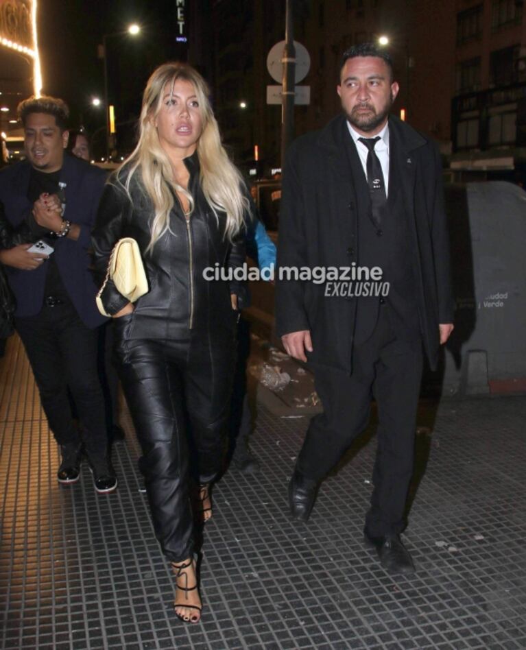 Wanda Nara fue a ver a Lizy Tagliani al teatro y enloqueció calle Corrientes: su sensual look en su salida porteña