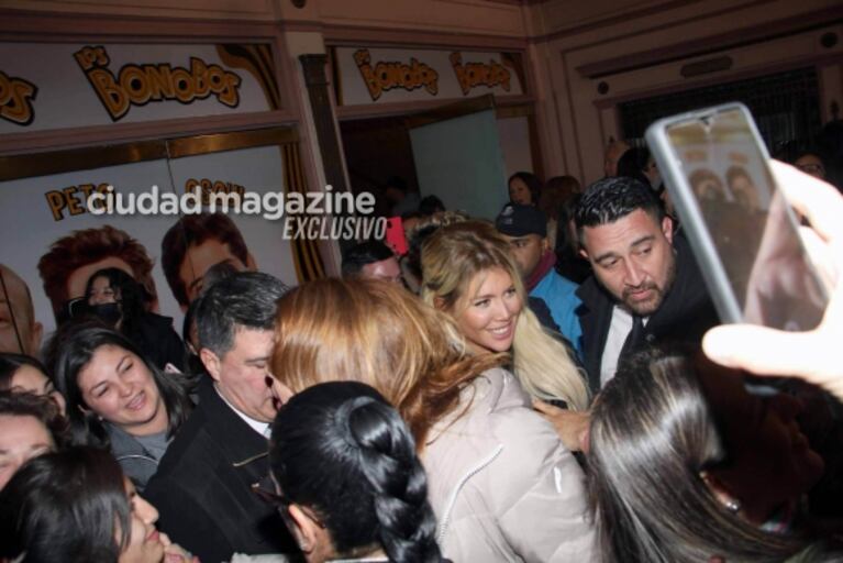 Wanda Nara fue a ver a Lizy Tagliani al teatro y enloqueció calle Corrientes: su sensual look en su salida porteña