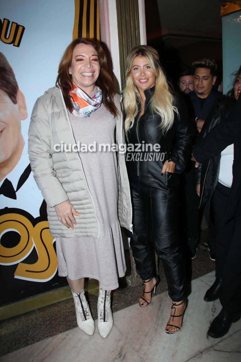 Wanda Nara fue a ver a Lizy Tagliani al teatro y enloqueció calle Corrientes: su sensual look en su salida porteña