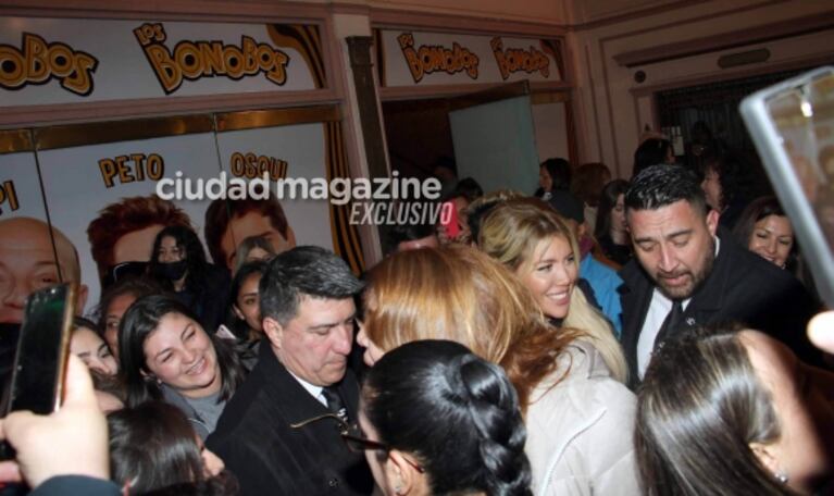 Wanda Nara fue a ver a Lizy Tagliani al teatro y enloqueció calle Corrientes: su sensual look en su salida porteña