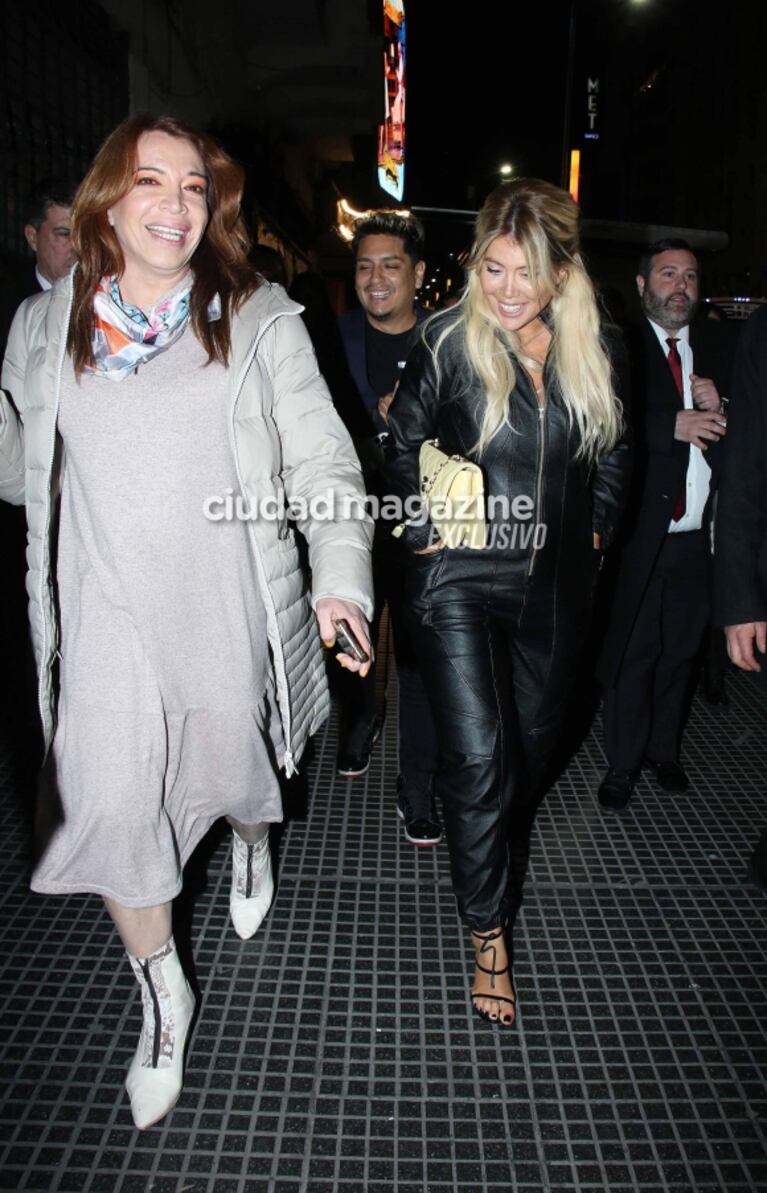 Wanda Nara fue a ver a Lizy Tagliani al teatro y enloqueció calle Corrientes: su sensual look en su salida porteña