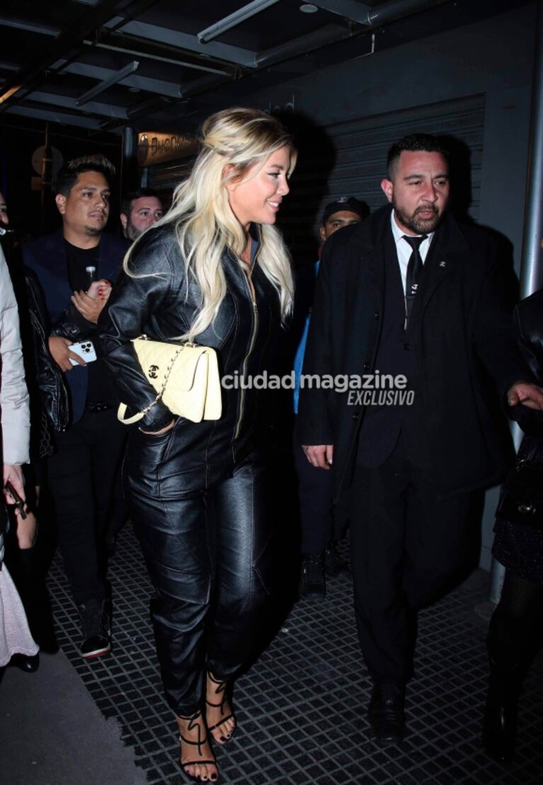 Wanda Nara fue a ver a Lizy Tagliani al teatro y enloqueció calle Corrientes: su sensual look en su salida porteña