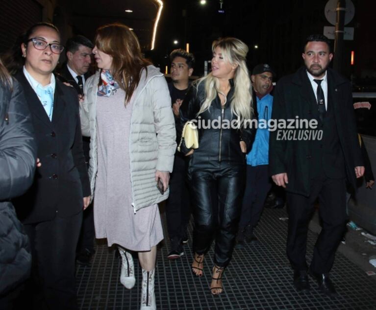 Wanda Nara fue a ver a Lizy Tagliani al teatro y enloqueció calle Corrientes: su sensual look en su salida porteña