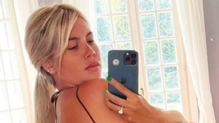 Wanda Nara impactó con un traje de baño enterizo súper cavado y con tiras laterales.