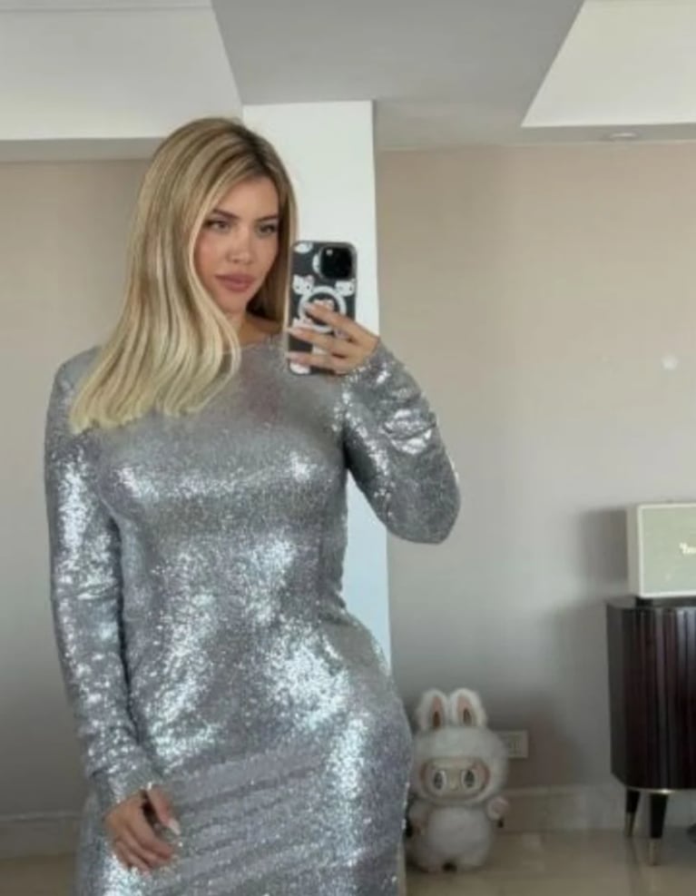 Wanda Nara impresionó frente al espejo con un vestido: qué detalle la opacó | Créditos: Instagram @wanda_nara