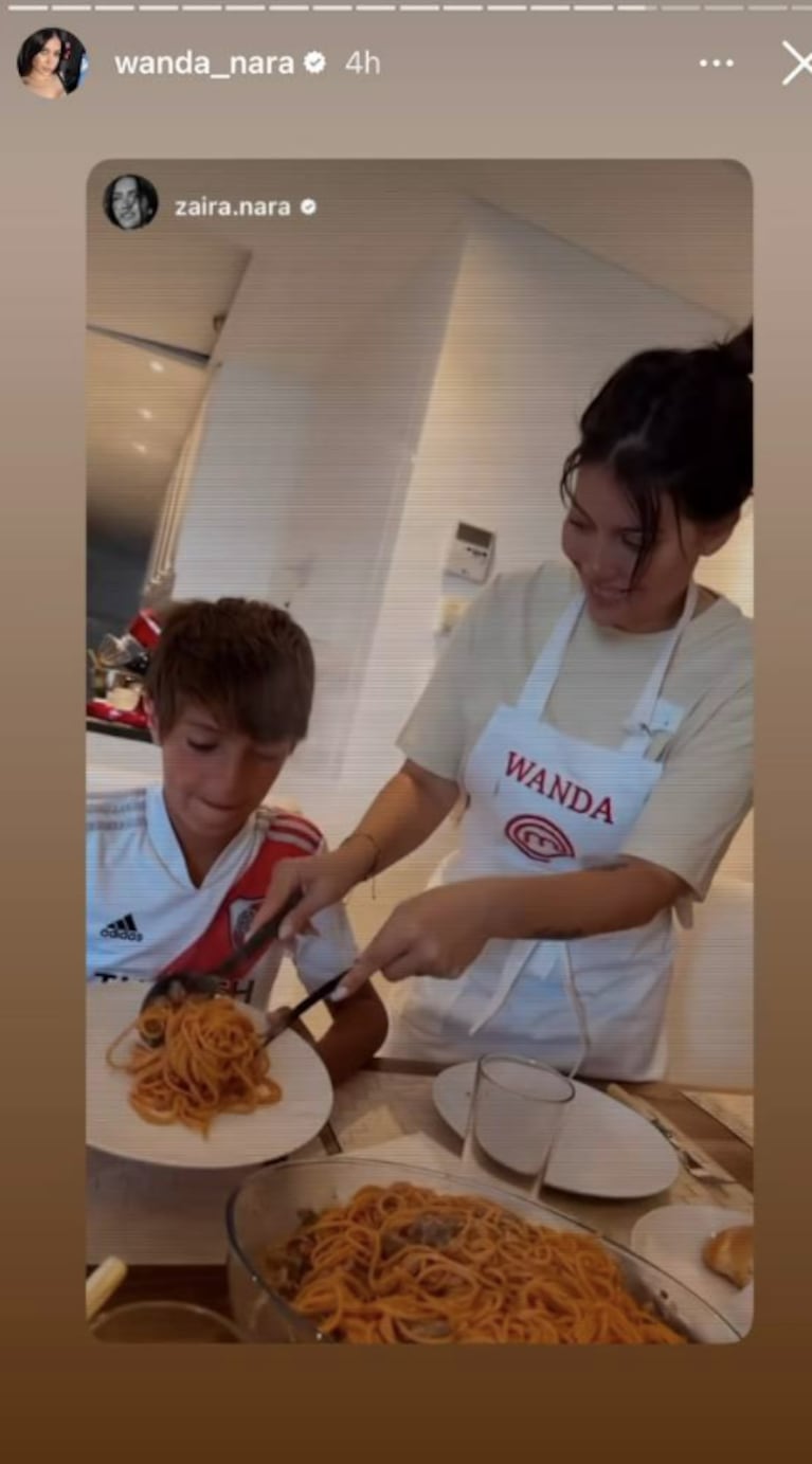 Wanda Nara le cocinó pastas a su numerosa familia y lució el delantal de MasterChef con su nombre