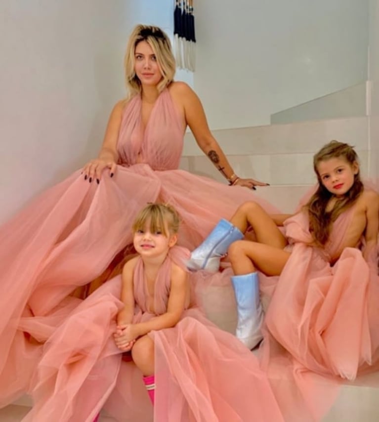Wanda Nara le festejó el cumple a su hija, Francesca y se vistieron idénticas de "princesas"
