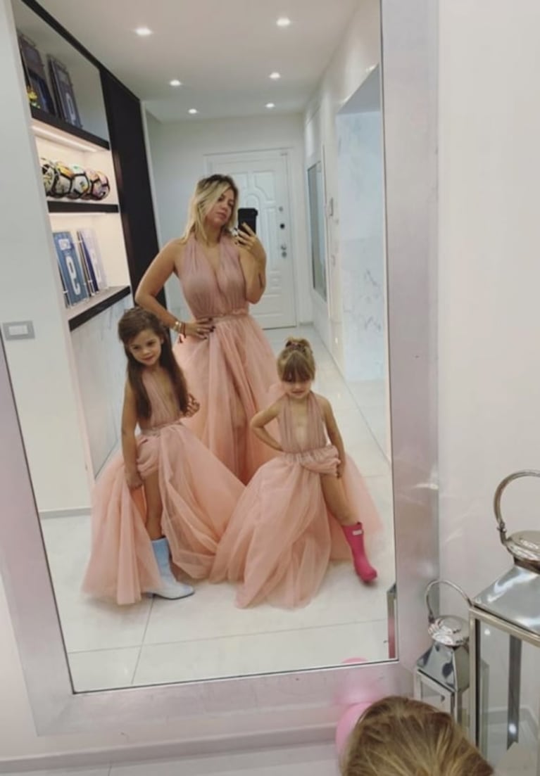 Wanda Nara le festejó el cumple a su hija, Francesca y se vistieron idénticas de "princesas"