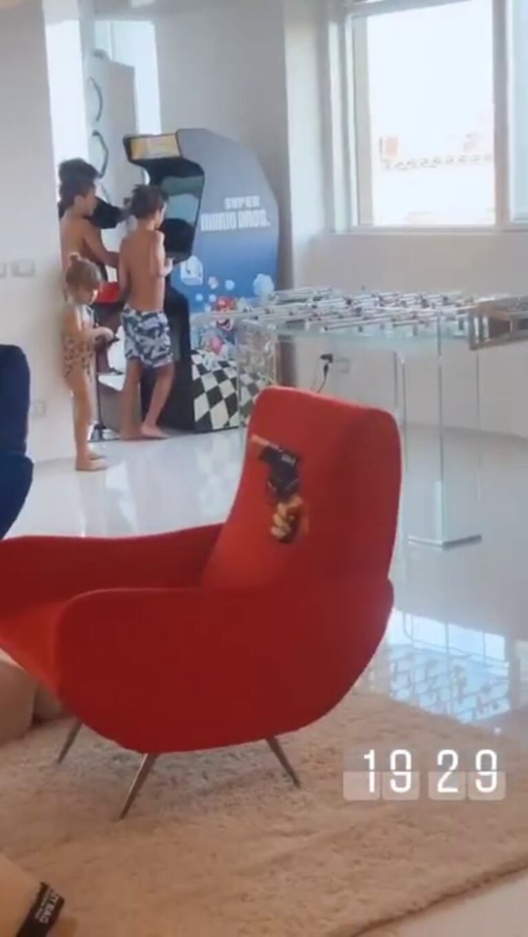 Wanda Nara les regaló a sus hijos un metegol de cristal que vale ¡más de 16 mil dólares!