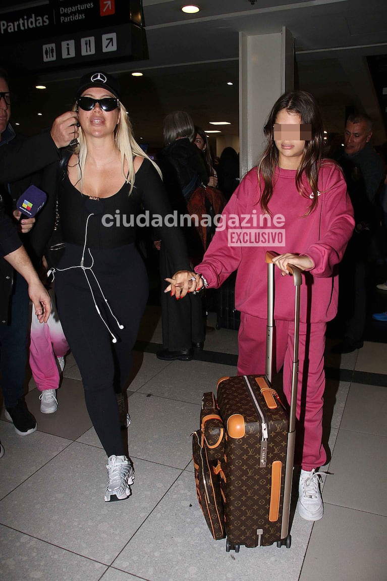 Wanda Nara llegó a la Argentina con sus hijas y Martín Migueles (Foto: Movilpress).