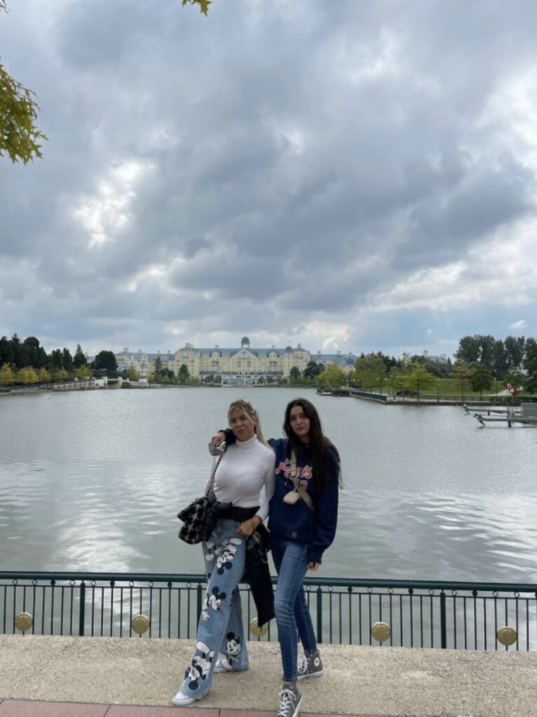 Wanda Nara lució pantalones de Mickey Mouse para visitar Disney Paris con Zaira