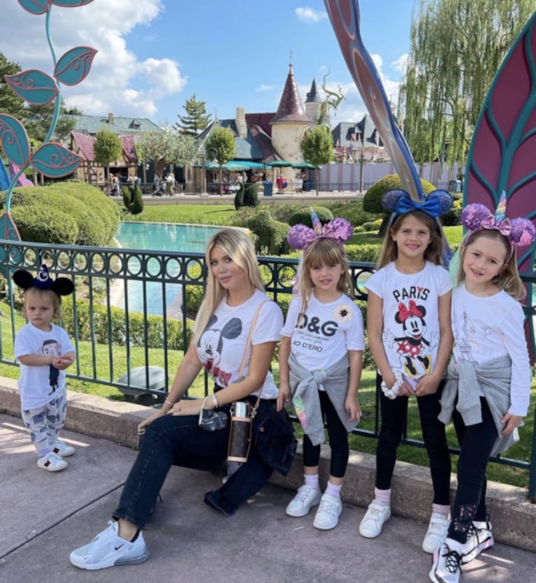 Wanda Nara lució un look inspirado en Mickey Mouse para divertirse con sus hijos y sobrinos en Disney París: "Mi mundo ideal"
