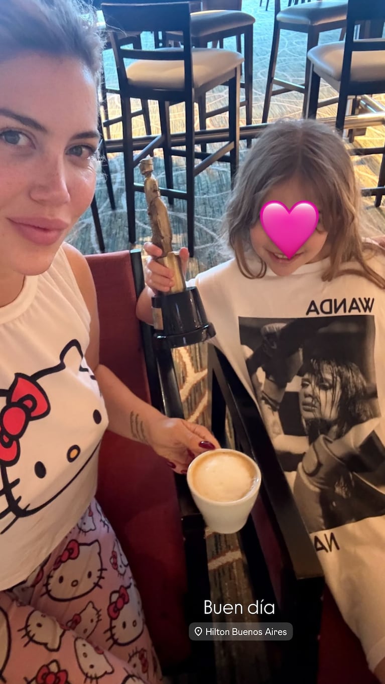 Wanda Nara posó en pijama con el Martín Fierro de Bake Off | Créditos: Instagram @wanda_nara