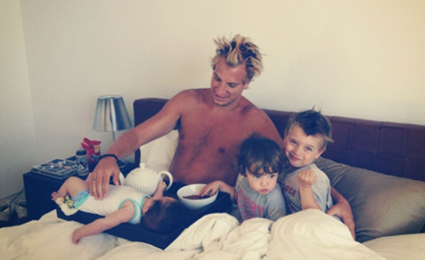 Wanda Nara publicó una foto de su marido junto a sus tres hijos (Foto: Twitter). 