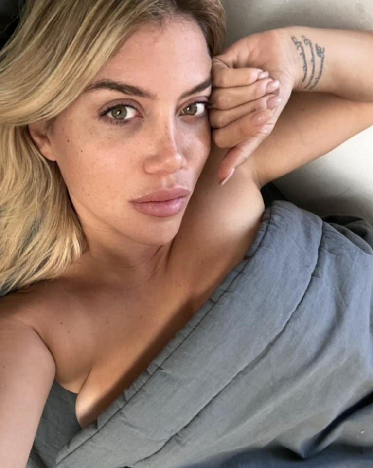 Wanda Nara se animó a postear una foto sin maquillaje y con poca ropa desde la cama
