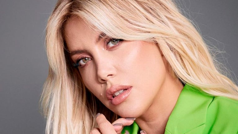 Wanda Nara se puso extensiones: cabello oscuro, larguísimo y súper escote.