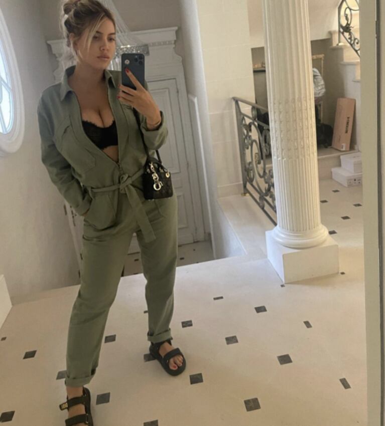 Wanda Nara sorprendió con un look mega jugado para pasear por París: "Abierto de noche y cerrado de día"