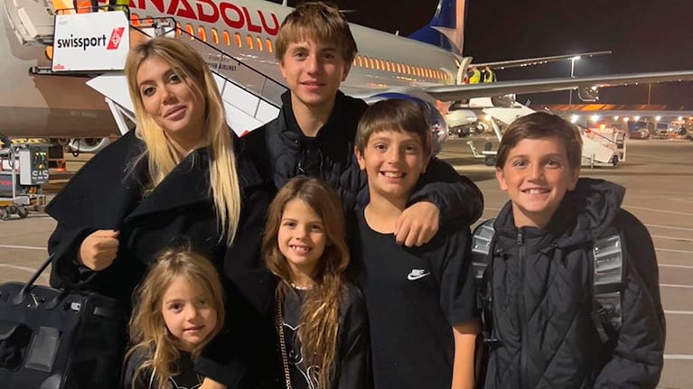 Wanda Nara viajó sola con sus cinco hijos a Reino Unido.