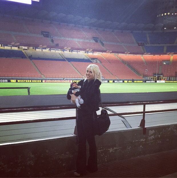 Wanda Nara y Francesca Icardi, en la cancha. (Foto: Instagram)