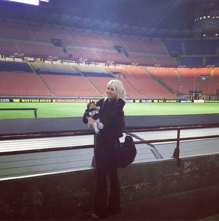 Wanda Nara y Francesca Icardi, en la cancha. (Foto: Instagram)
