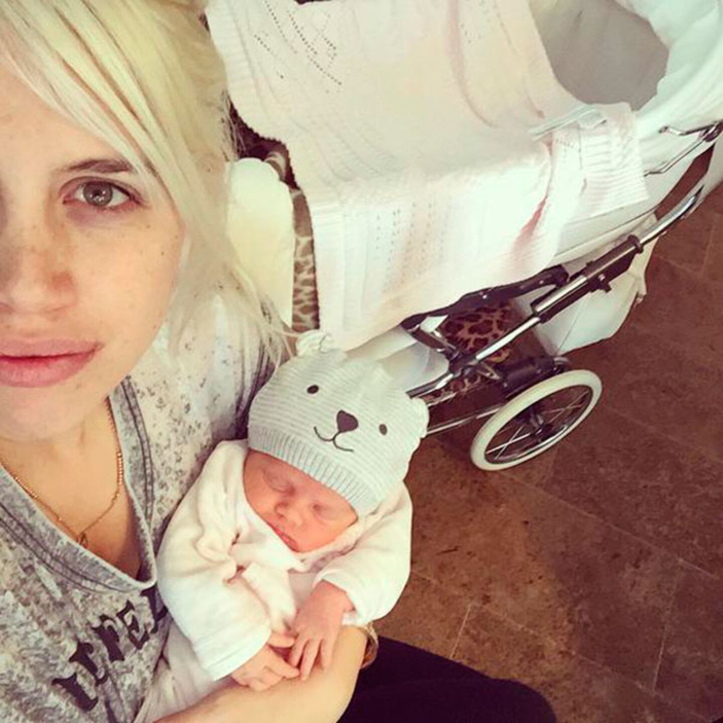 Wanda Nara y Francesca, su hija recién nacida que se niega a dormir. (Foto: Twitter)