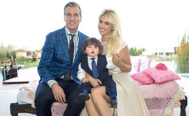 Wanda Nara y Maxi López con Benedicto en su bautismo. (Foto: revista Caras)