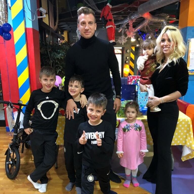 Wanda Nara y Maxi López posaron juntos para la foto en el cumple de Constantino... ¡y también hay video con Icardi!