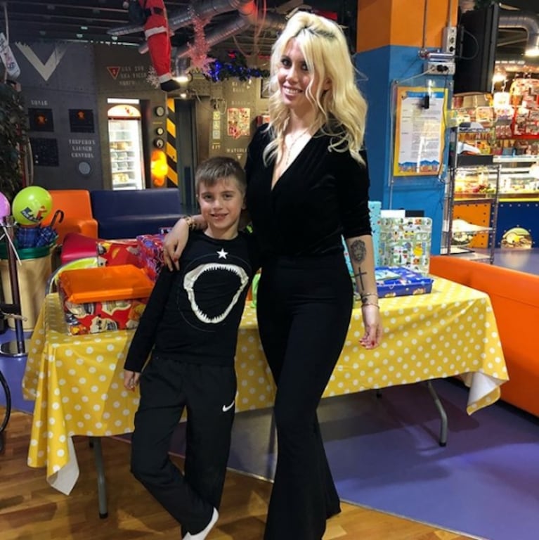 Wanda Nara y Maxi López posaron juntos para la foto en el cumple de Constantino... ¡y también hay video con Icardi!