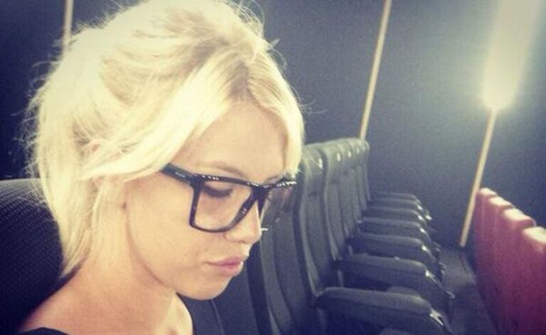 Wanda Nara y sus súper gafas para ir al cine con Maxi López (Foto: Twitter). 