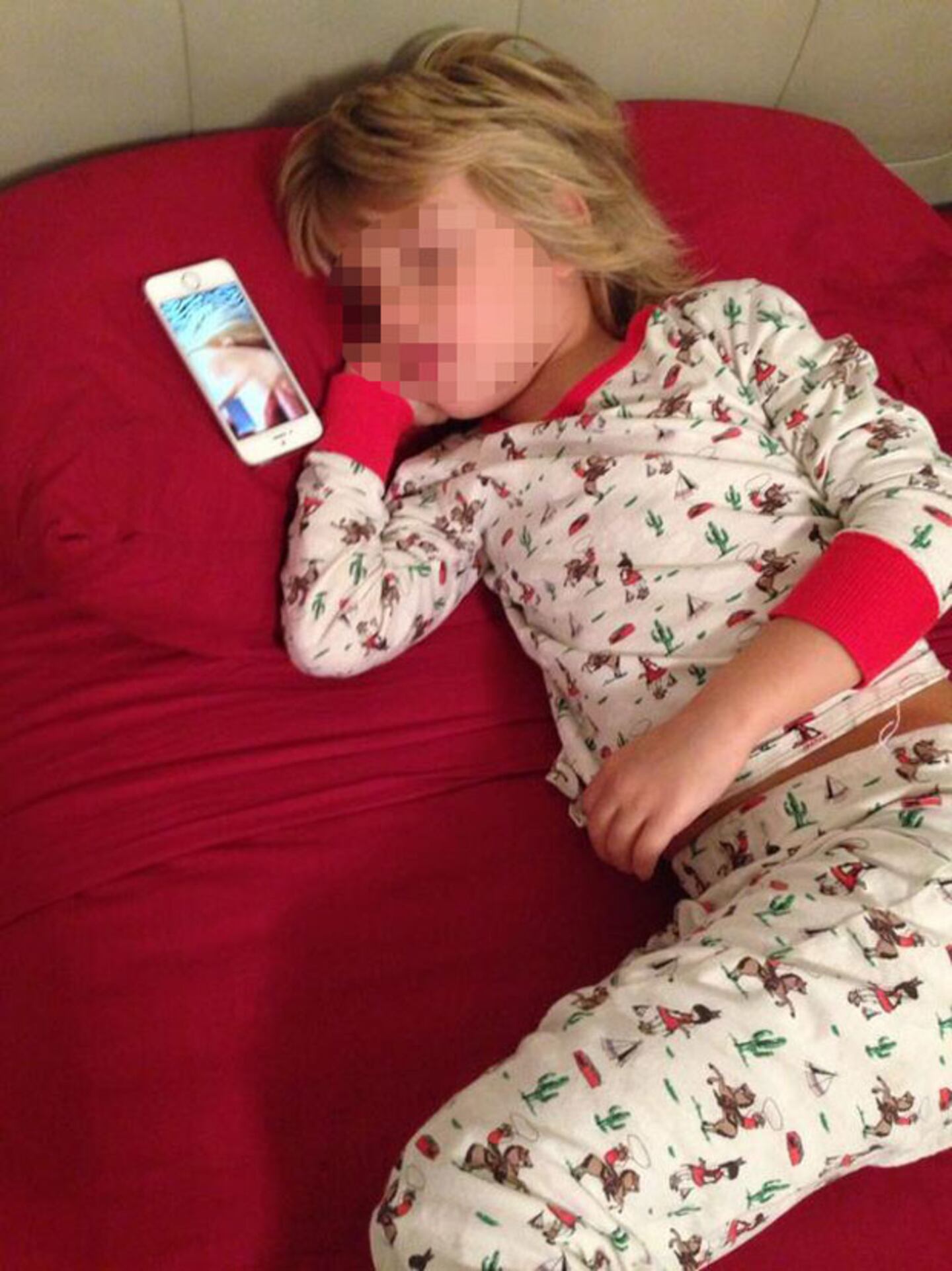 Wanda publicó una foto de su hijo escuchando un cuento de su abuela materna(Foto: Twitter). 