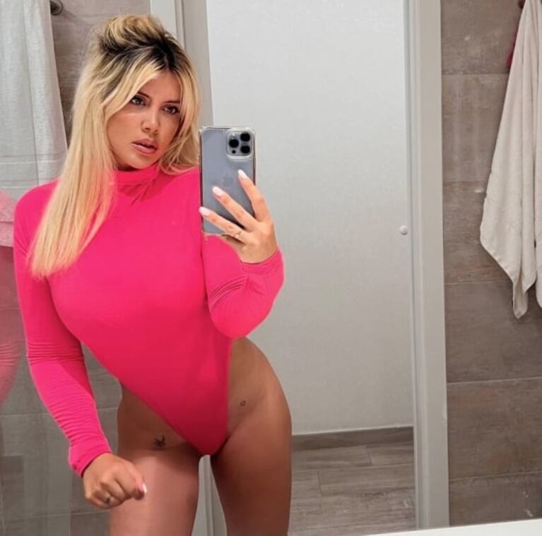 Wanda y Zaira Nara marcan tendencia en Ibiza con el mismo body: color fucsia y mangas largas