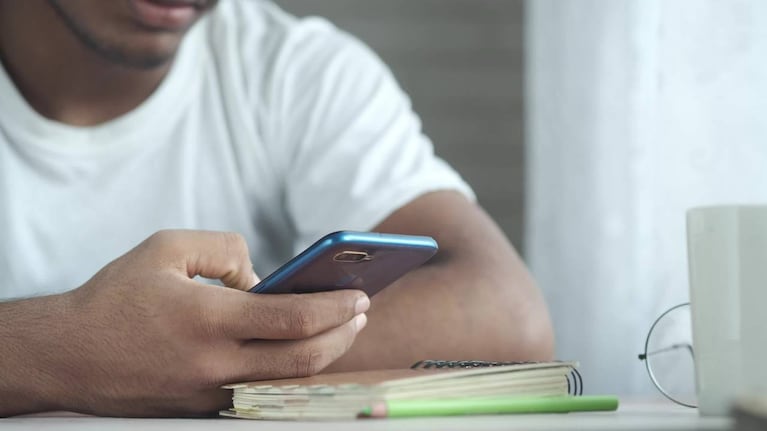 WhatsApp ha optimizado el proceso de reenvío de mensajes al agregar un botón de acción que aparece junto a un archivo compartido en un chat. Este botón facilita el acceso a la lista de conversaciones al hacer clic en él.






