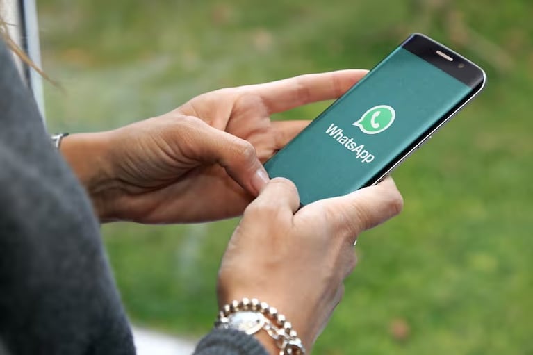 WhatsApp permite ahora notas de voz de hasta un minuto en los estados.
