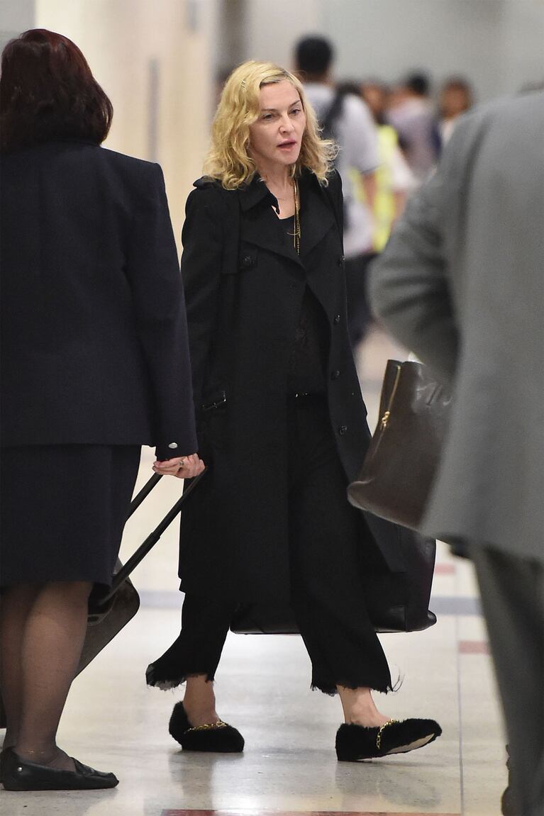 Who’s that woman? Madonna, irreconocible en el aeropuerto de Los Ángeles. (Foto: Grosby Group)