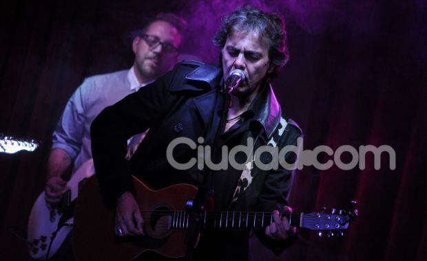 Willy Lorenzo tocando con Roco. (Foto: Jennifer Rubio para Ciudad.com)