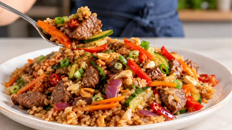 Wok de arroz y vegetales. Foto: Freepik